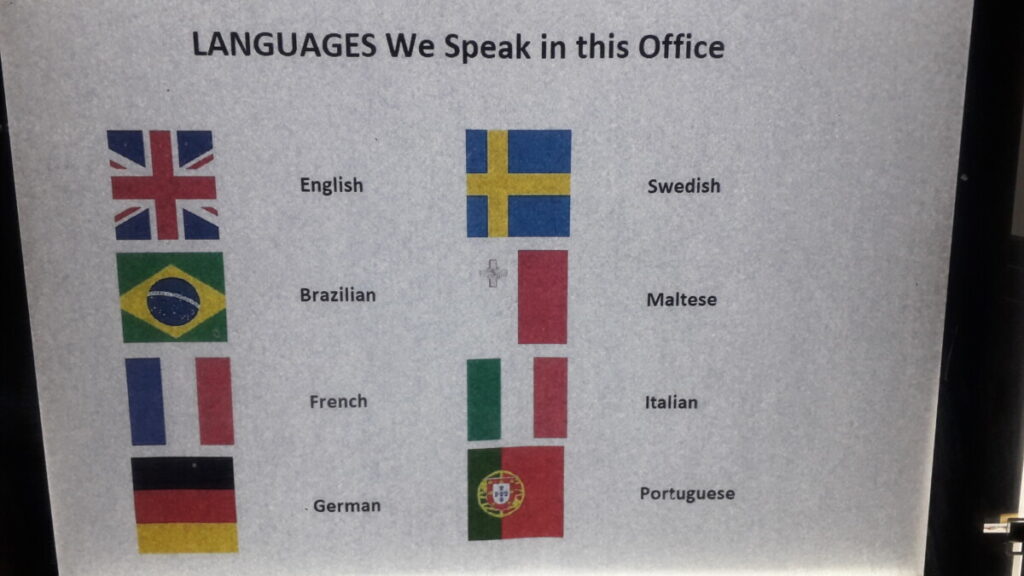 Foto van tabel met "talen die worden gesproken in ons kantoor" waarbij Portugees en Braziliaans apart worden neergezet. 