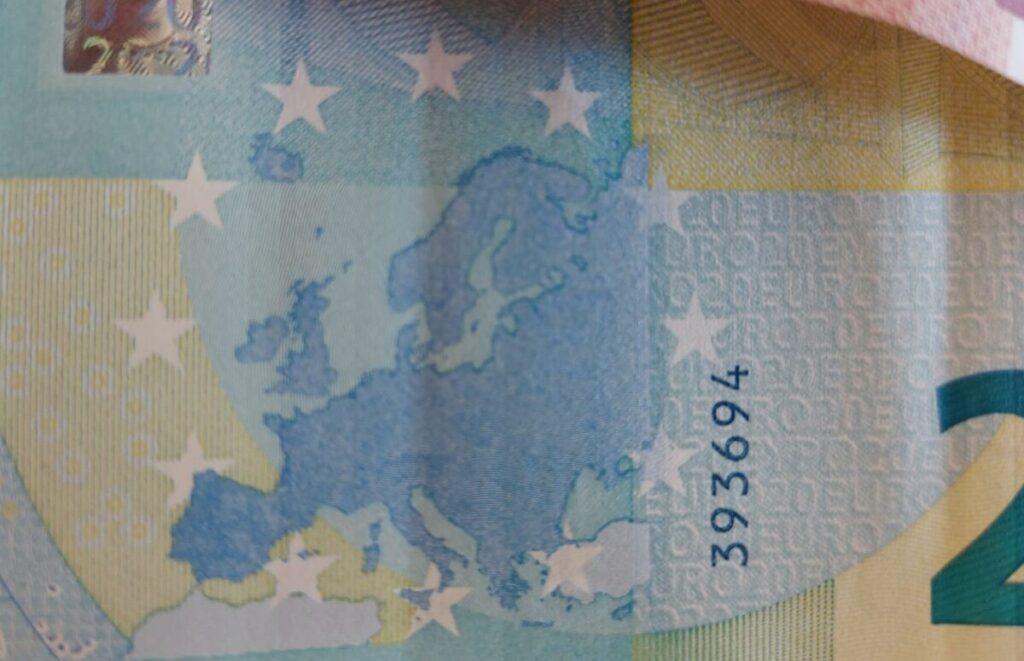 Close up van 20 eurobiljet met de kaart van Europa