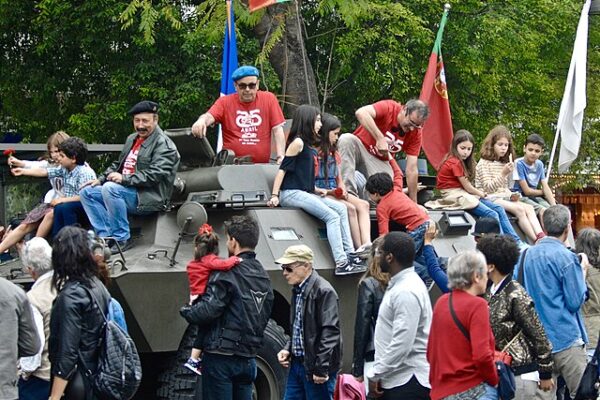 mensen op een tank