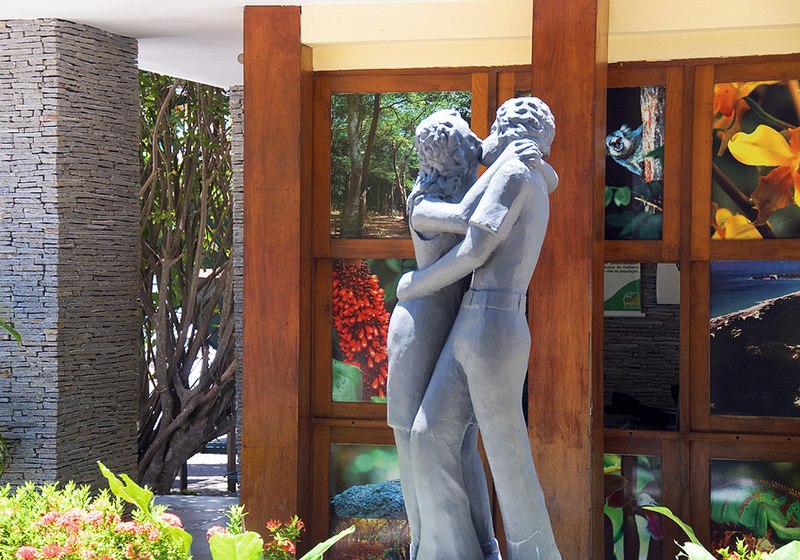 Standbeeld van twee kussende mensen.