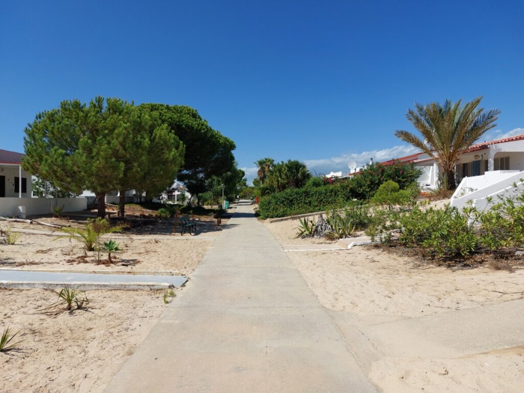 Betonpad op het eiland Armona met huisjes links en rechts, Algarve, Portugal.