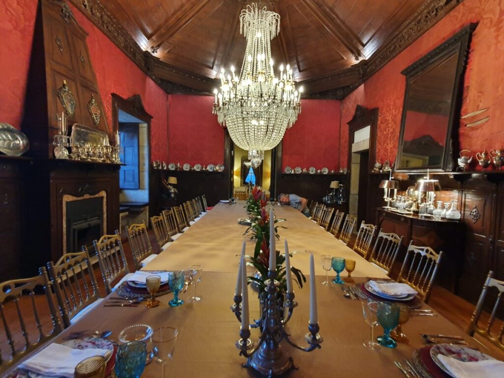 Vorstelijk dineren aan een koninklijke tafel in hartje Douro vallei.