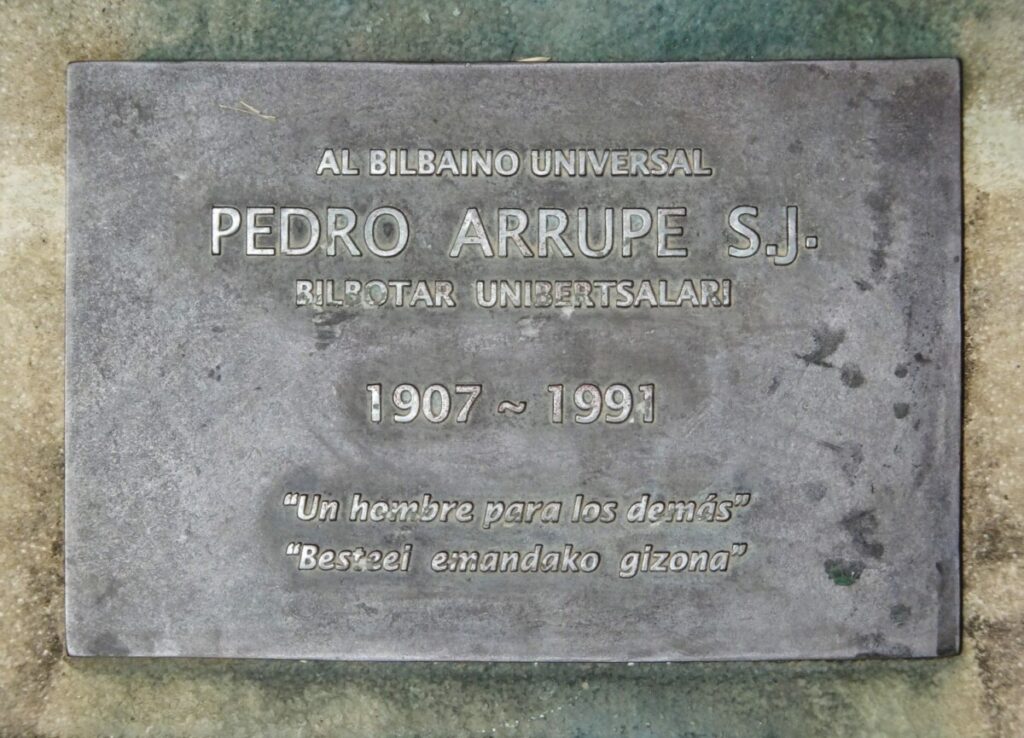 Plakkaat van standbeeld van pater jezuïet Pedro Arrupe S.J. 