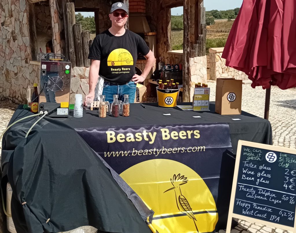Bierstand in de open lucht op een festival vol met de logo's van Beasty Beers craftbier uit de Algarve in Portugal