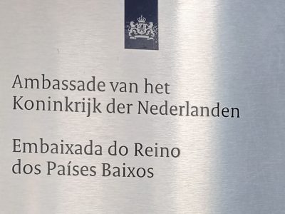 Naambord van de Nederlandse ambassade in Lissabon