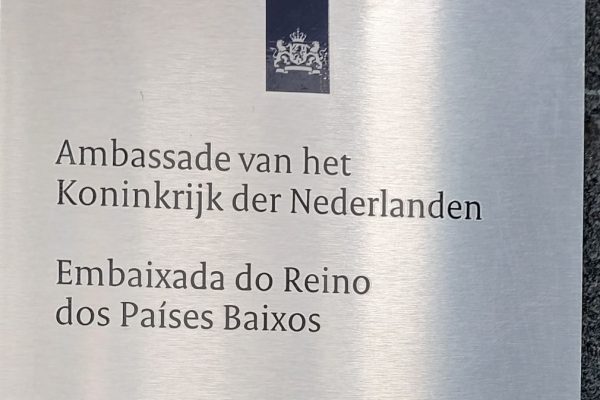 Naambord van de Nederlandse ambassade in Lissabon
