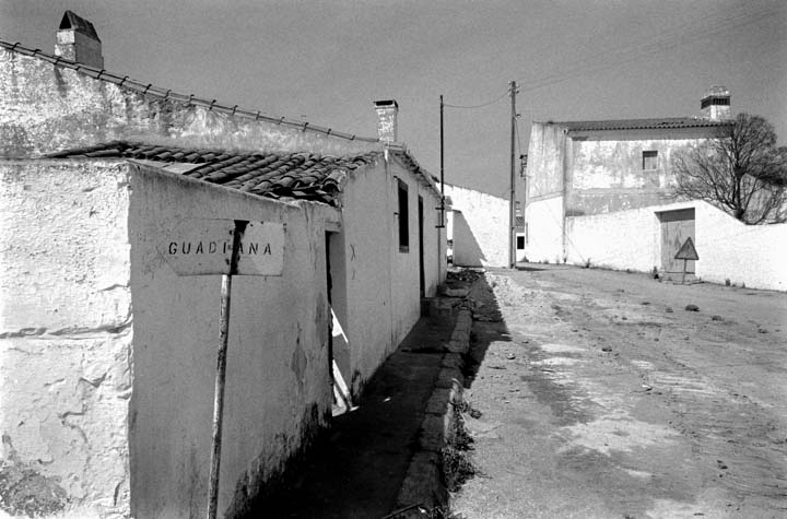 Straat oude Aldeia da Luz met richting bord Guadiana