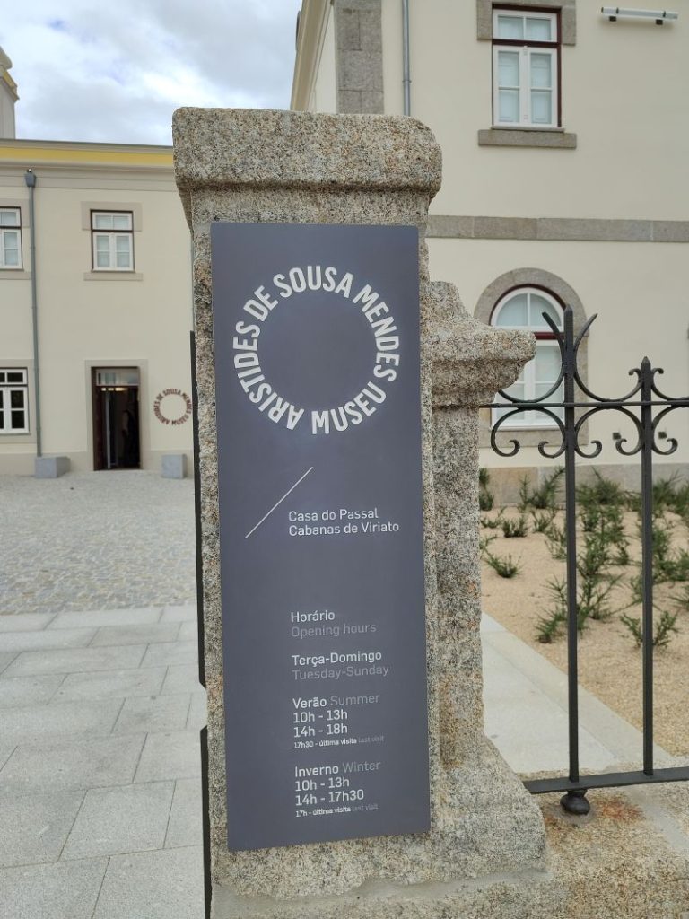 Informatiebord voor het museum.