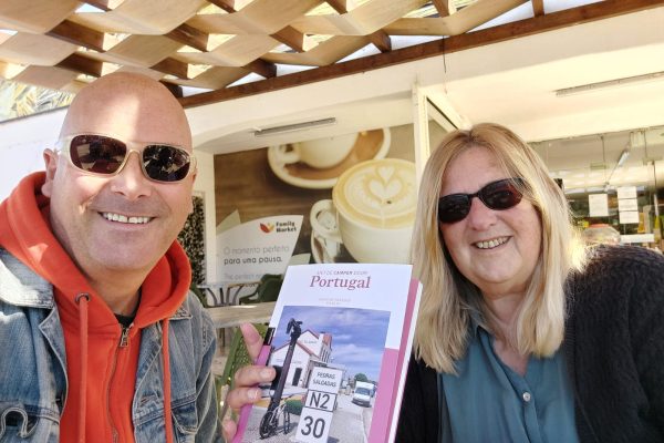 Tina Reinders en cees Groenewegen met de herziene uitgave van 'Met de camper door Portugal'.