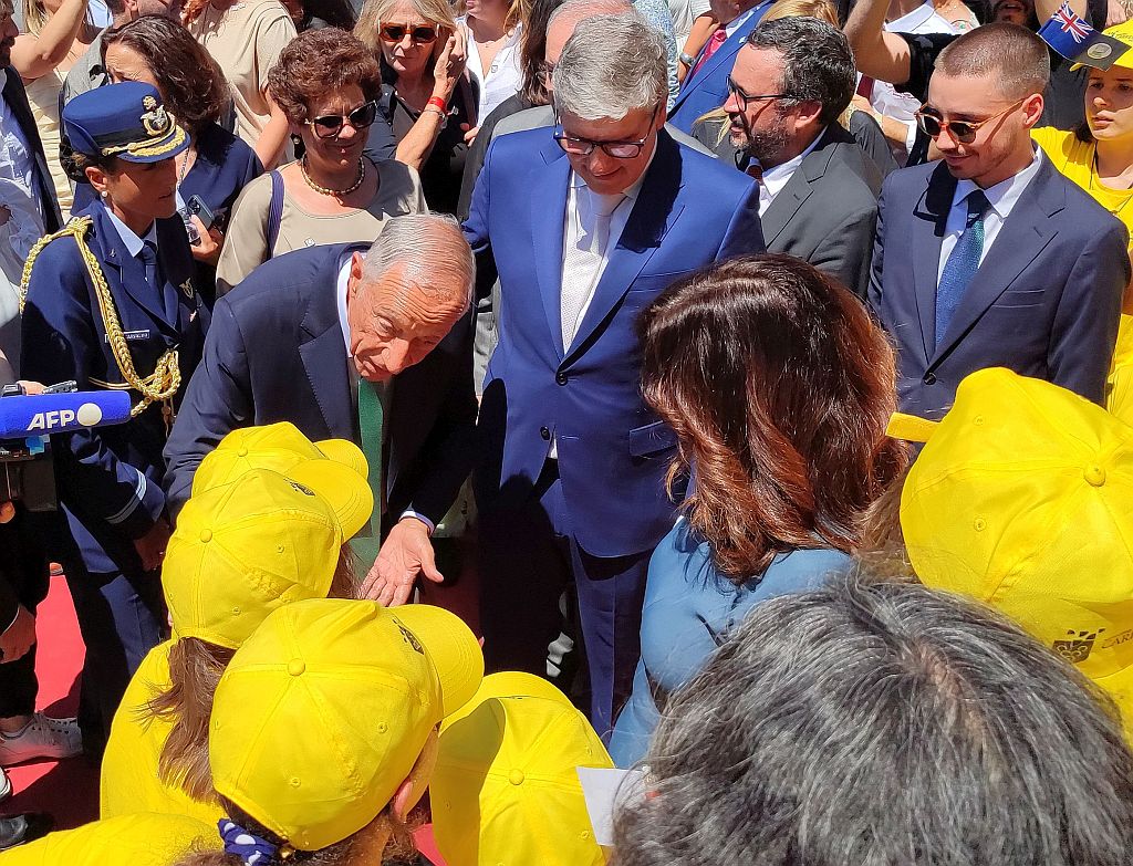 President Marcelo praat met scholieren tijdens de opening van het museum