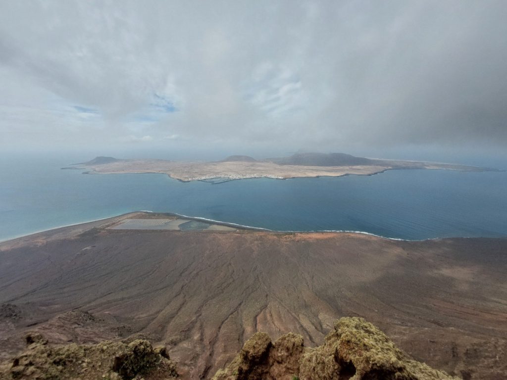 Wijdbeeld foto van het Spaanse eiland la Graciosa.