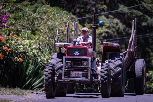 Man op trekker in Portugal