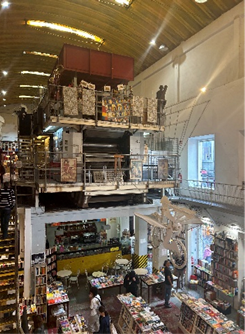 Lissabon: Lx-factory: interieur boekhandel Ler Devagar