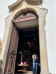 Óbidos: buitendeur boekhandel Santiago