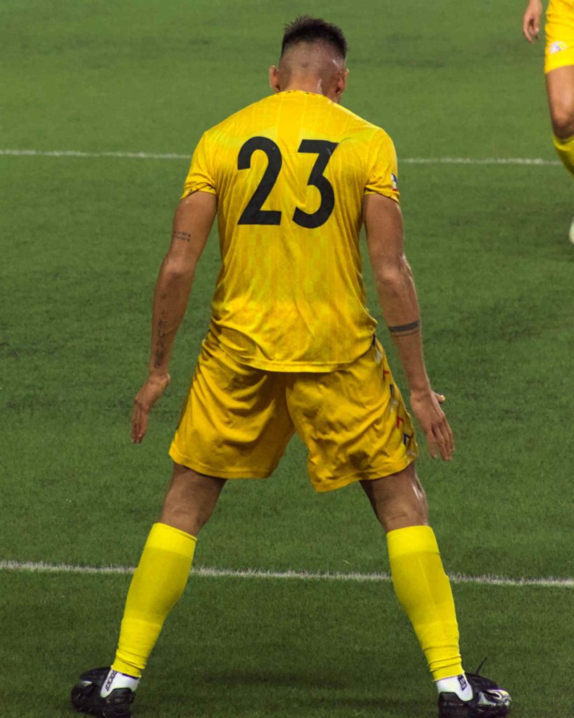 De Italiaans-Filipijnse international Christian Rontini imiteert CR7