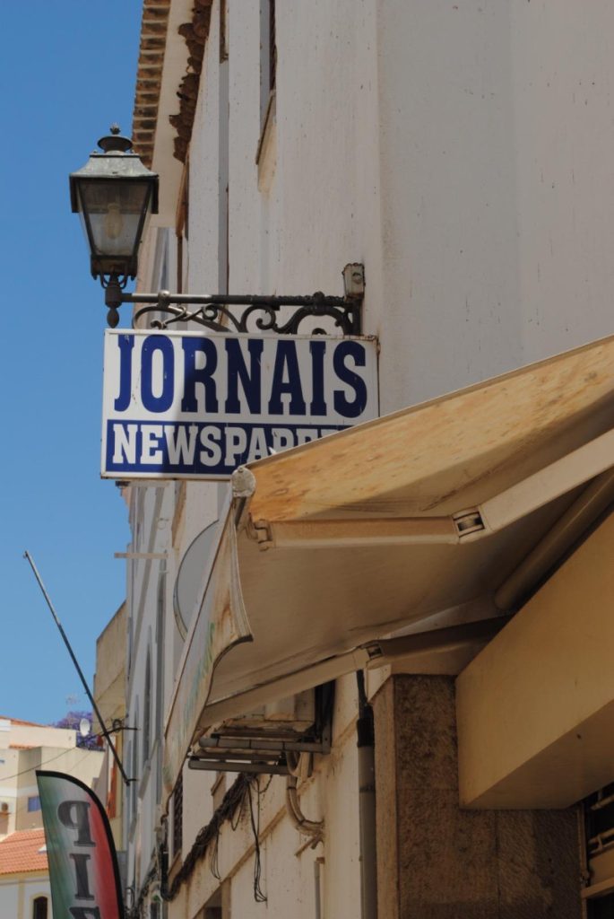 Gevelbord bij een krantenkiosk in Portugal