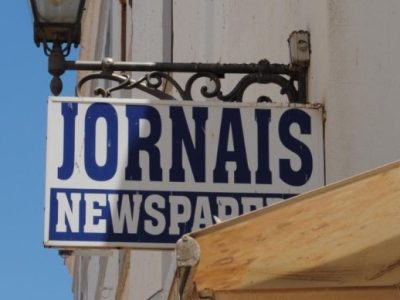 Bord aan de gevel van een krantenkiosk in Portugal