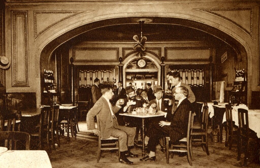 Tertúlia in Café Martinho da Arcada (Lissabon), met rechts Fernando Pessoa.