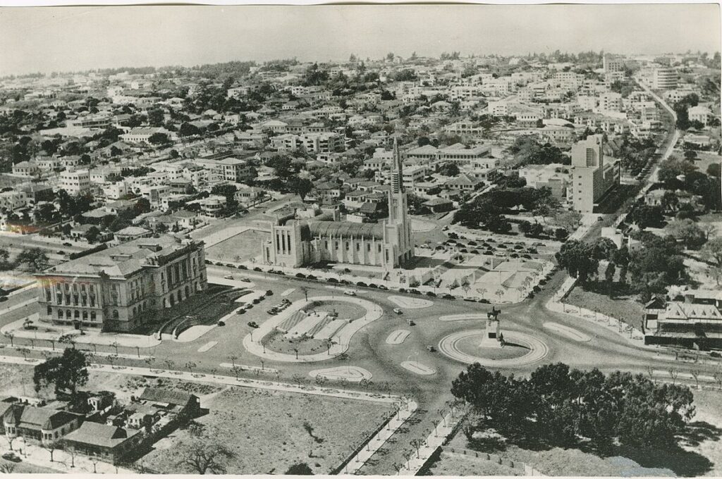 Lourenço Marques in 1958, met rechtsboven het hotel Girassol (halfronde gebouw)
