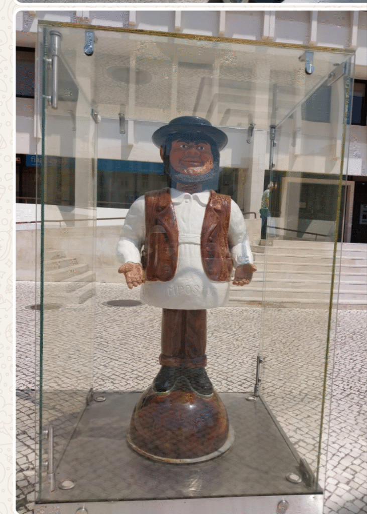 Zè Povinho (uitvergrote replica keramiek) langs de Rota Bordaliana in Caldas da Rainha