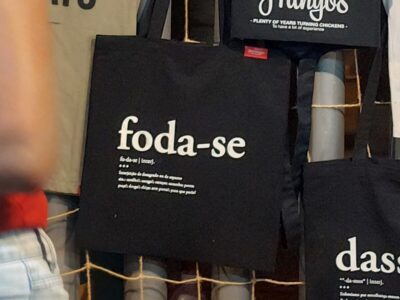 T-shirt met de tekst 'foda-se'