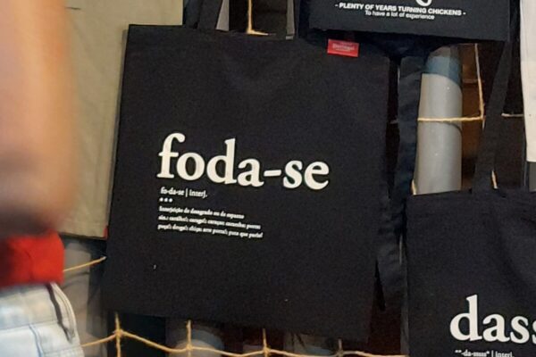T-shirt met de tekst 'foda-se'