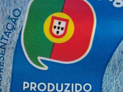 Close-up van een artikellabel met een gestileerde Portugese vlag en de tekst 'geproduceerd in Portugal' (in het portugees)