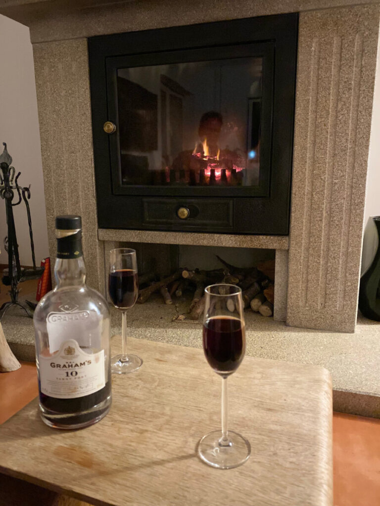 Fles en glas hele oude port voor een open haard