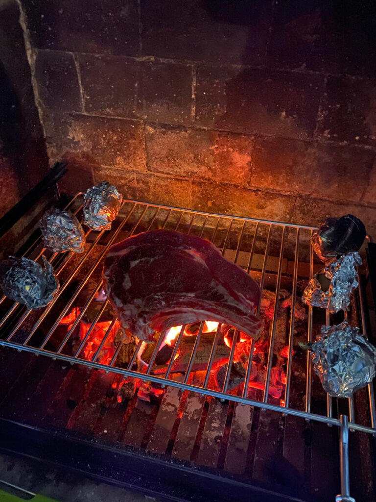 Groot stuk vlees op de BBQ