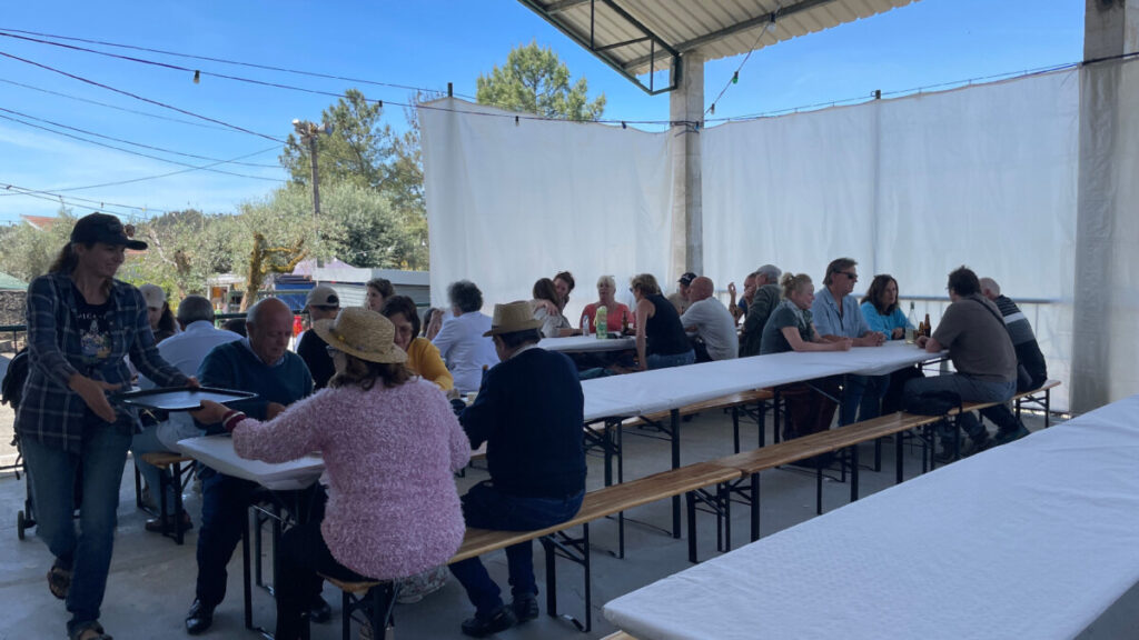 Lange tafels met mensen in een Portugees dorp