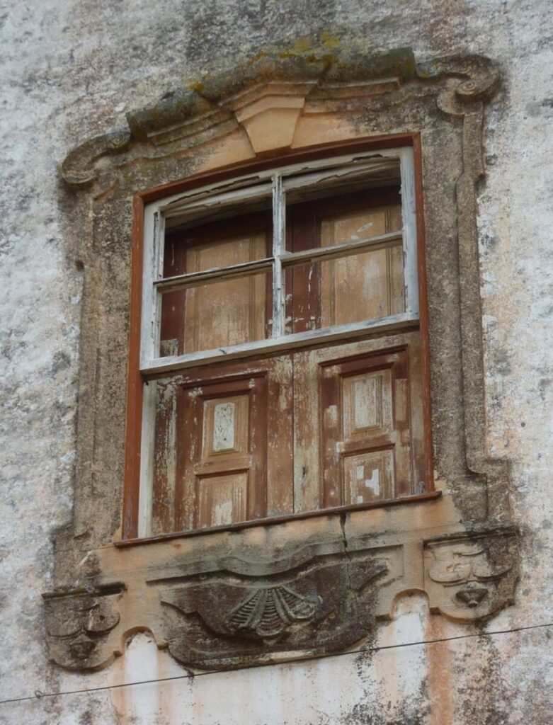 Een raam van de ruïne