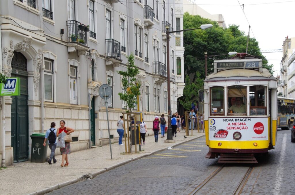 Tram in het straatbeeld van Lissabon