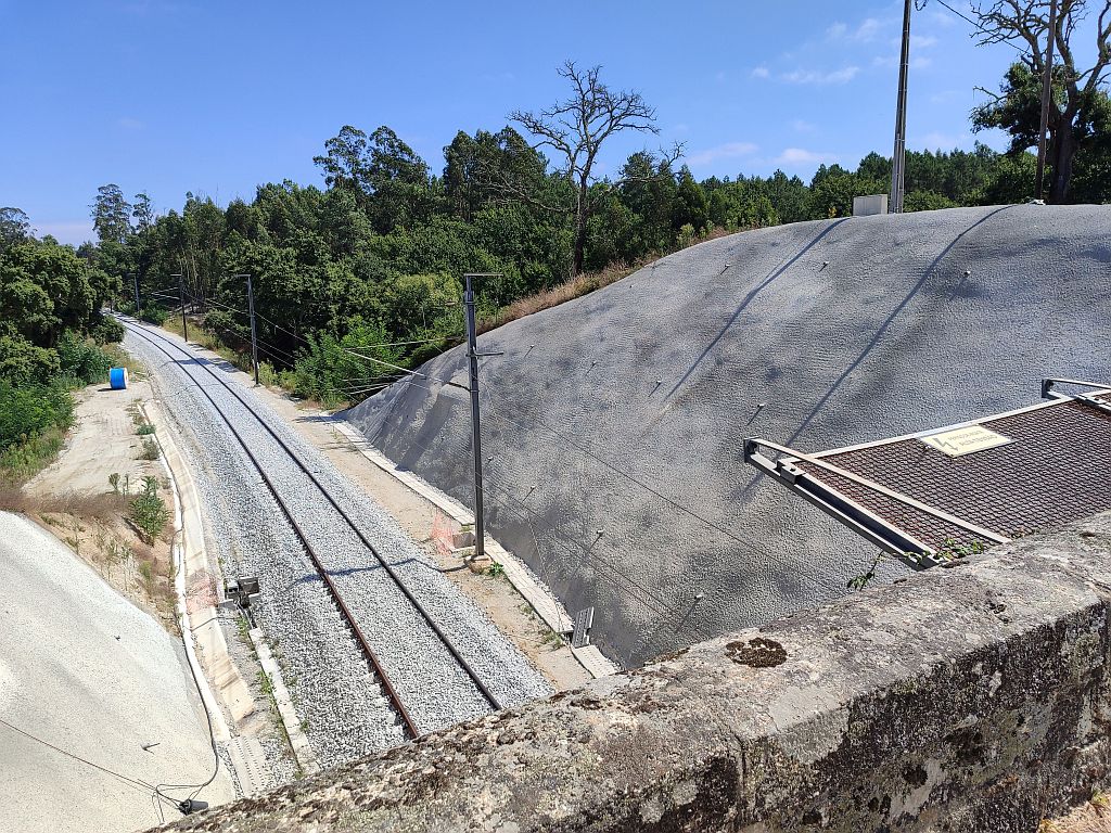 Drie foto's van het vernieuwde station en een stuk spoor.
