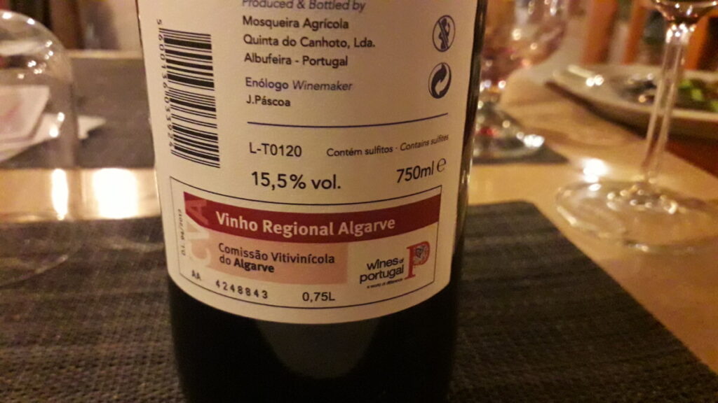 Achteretiket van een Portugese wijnfles