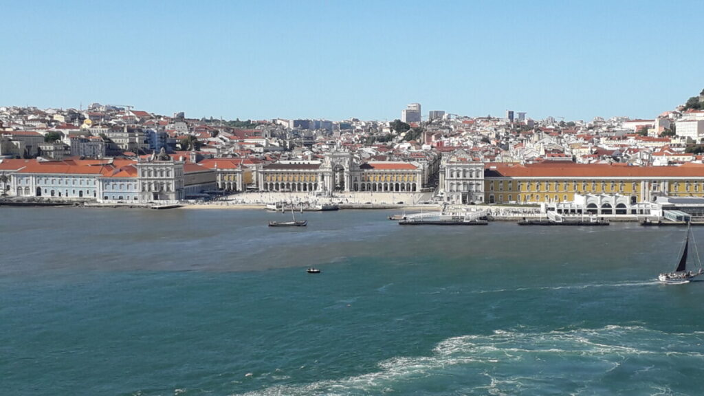 De imposante Praça do Comércio in Lissabon, gezien vanaf het water.