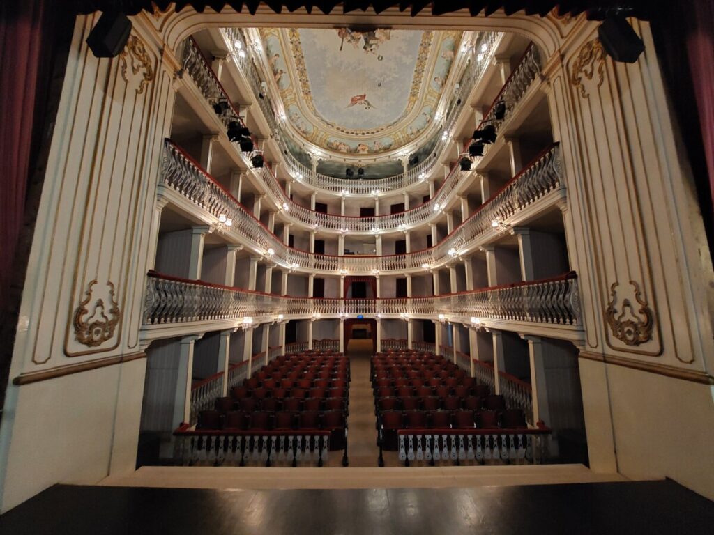Zicht op de zaal van Teatro Lethes i Faro, Portugal, vanaf het podium.