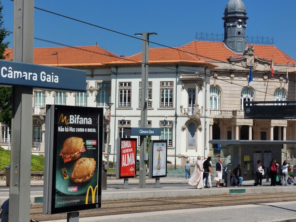 reclame van McDonalds over de McBifana, met duidelijk zichtbaar het stadhuis van Gaia erachter.