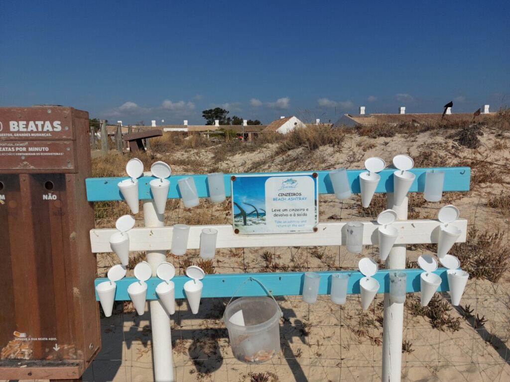 Rek met asbakjes in de vorm van cornettos.