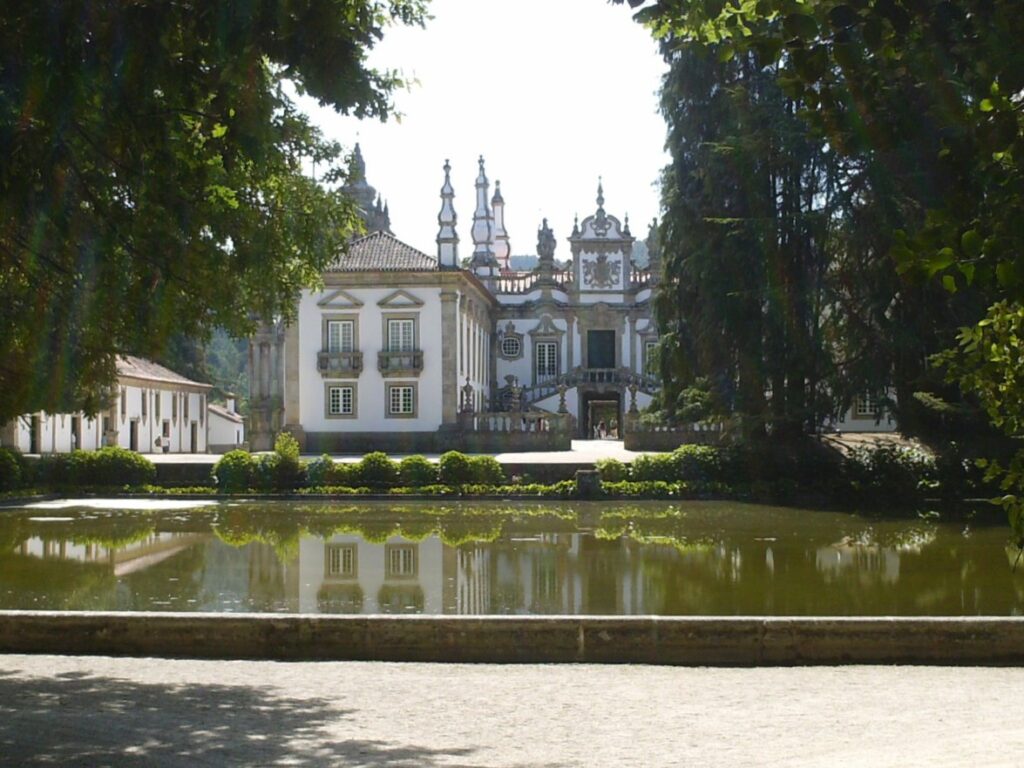 Casa de Mateus met vijver op de voorgrond, in Portugal.