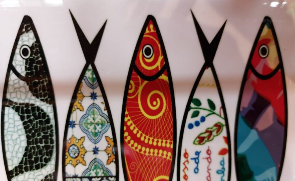 Schildering van gestileerde Portugese sardientjes met wilde kleuren.