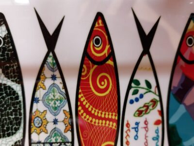 Schildering van gestileerde Portugese sardientjes met wilde kleuren.