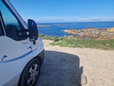 Camper op een klif in Portugal met uitzicht over de oceaan