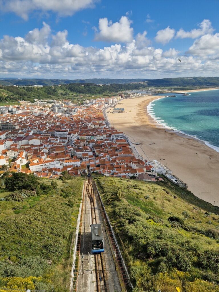 Zicht vanaf klif op Portugees strandstadje Nazaré.