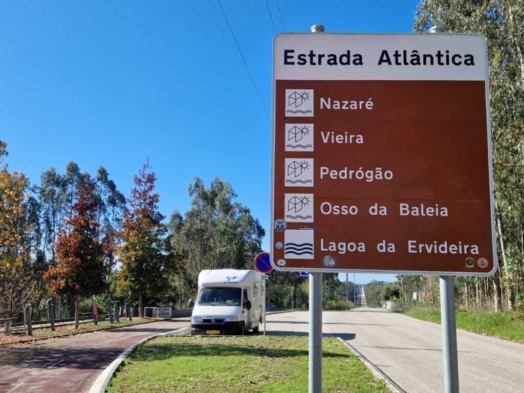 Camper op de 'Estrada Atlântica' de kustweg van Portugal.