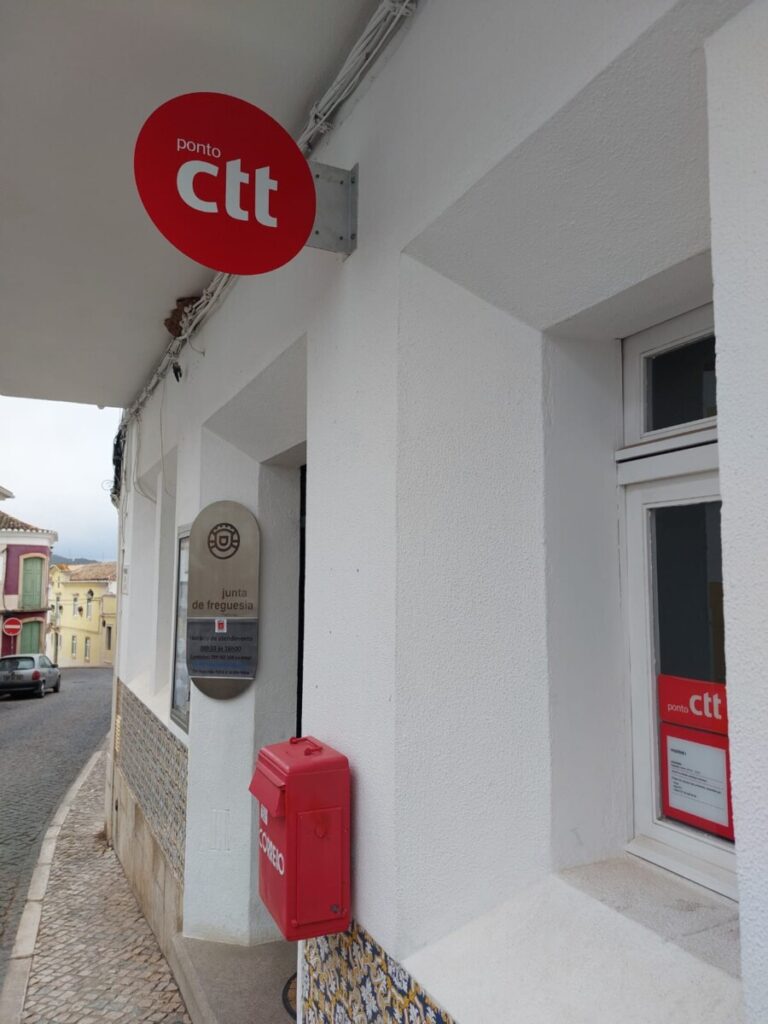 Gevel van de Junta de Freguesia de Paderne, met wapenschild van de junta en CTT-bord.