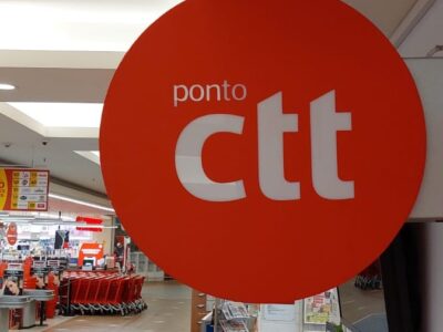 Uithangbord van een CTT-postagentschap in een Portugese supermarkt