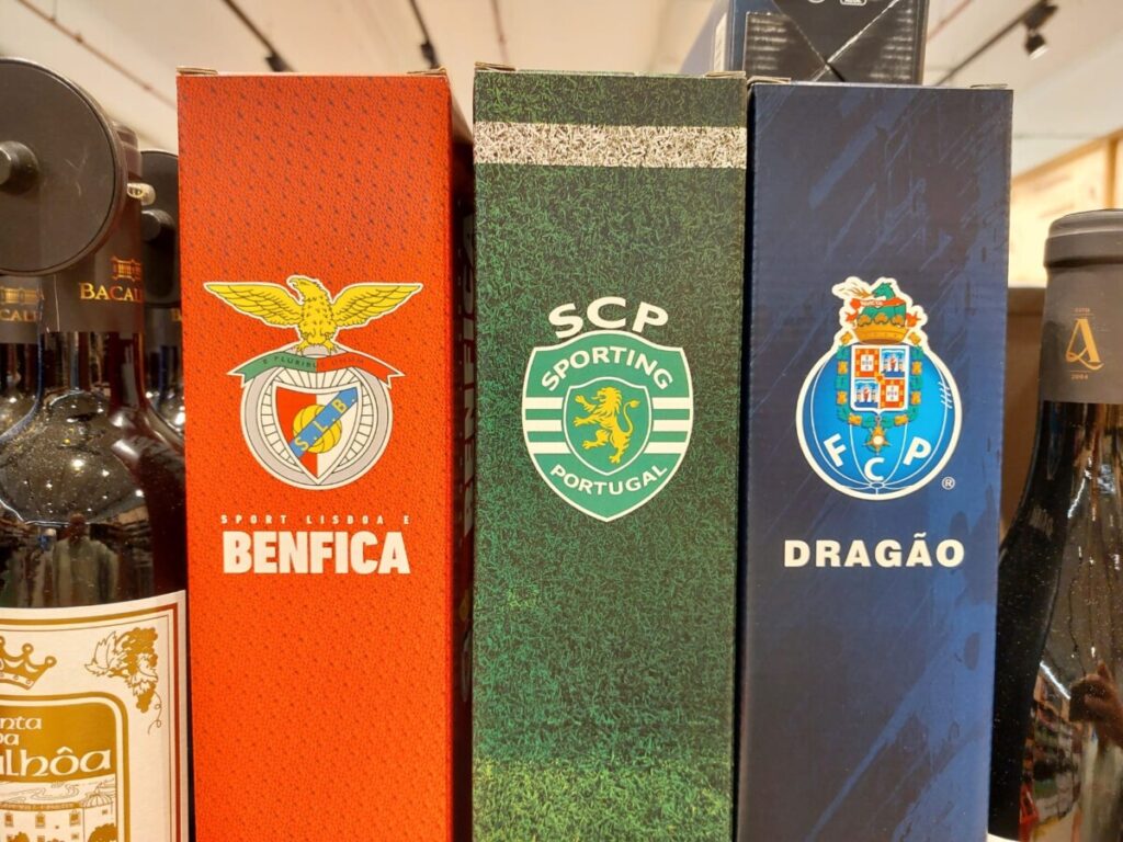 3 dozen wijn naast elkaar, van Benfica, Sporting, en FC Porto.