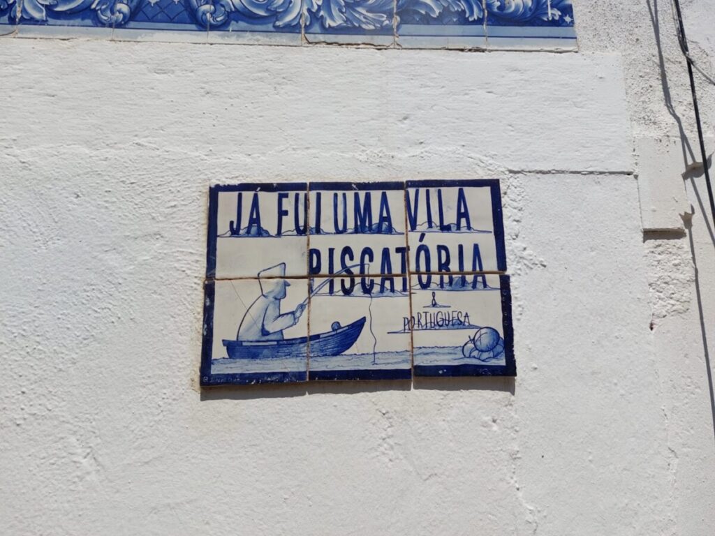 Tegeltableau met de tekst 'Já fui uma vila piscatória'.