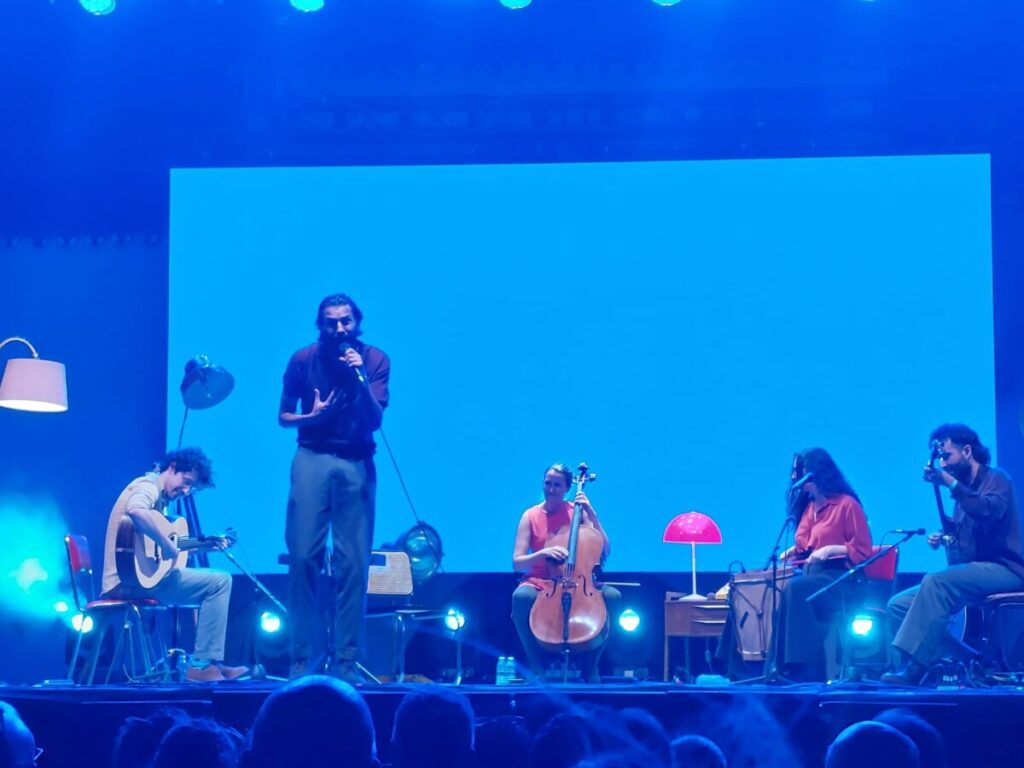 Songfestivalwinnaar voor Portugal Salvador Sobral op het podium in Loulé in 2025.