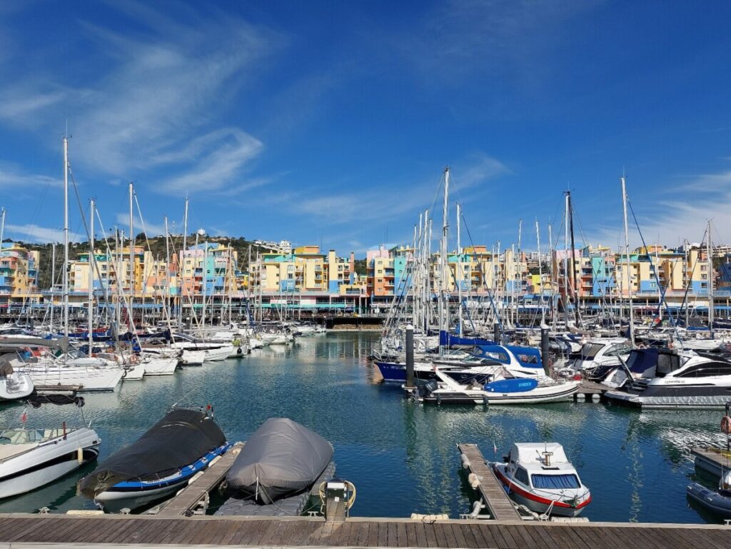 Jachthaven van Albufeira gezien vanaf een aanlegsteiger.